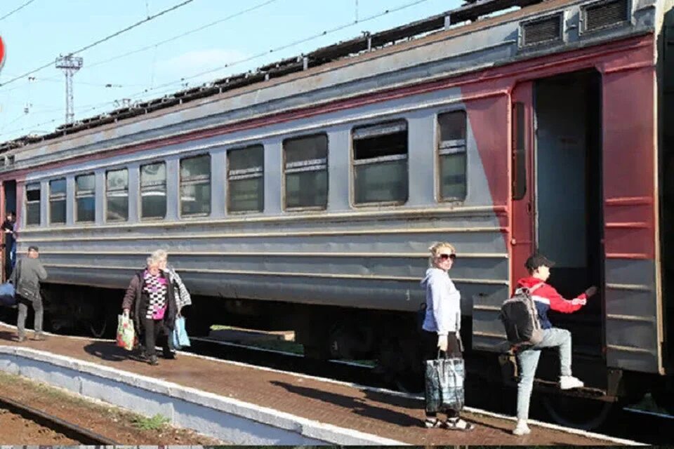 Донецкая железная дорога концерн. Поезда Донецкой железной дороги. Поезда ДНР. Русские поезда. Движение поездов восстановлено