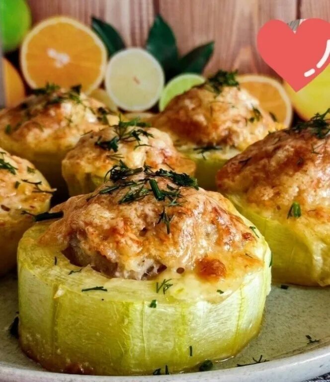 Кабачки с фаршем помидором и сыром. Фаршированные кабачки myasom. Фаршированные цукини с фаршем запеченные. Фаршированные кабачки кружочками. Фаршированные цукини с фаршем.