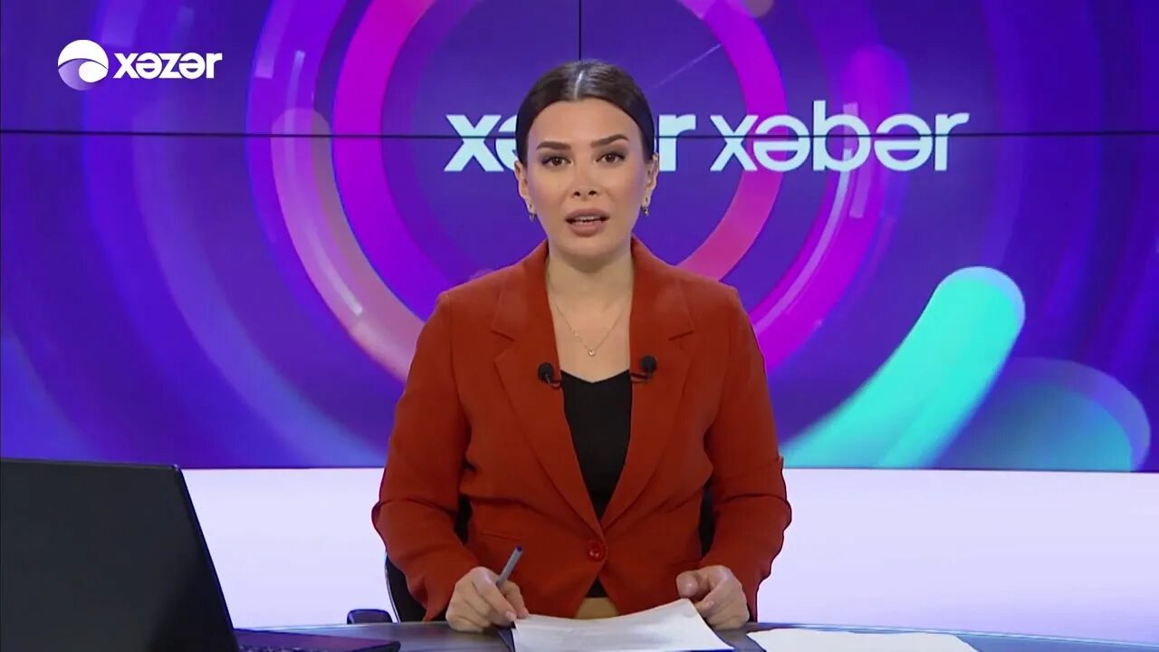 Atv xezer tv. Xeber. Хазар Хебер. Xezer xeber телеведущая. Азербайджанская телеведущая канала Xezer.