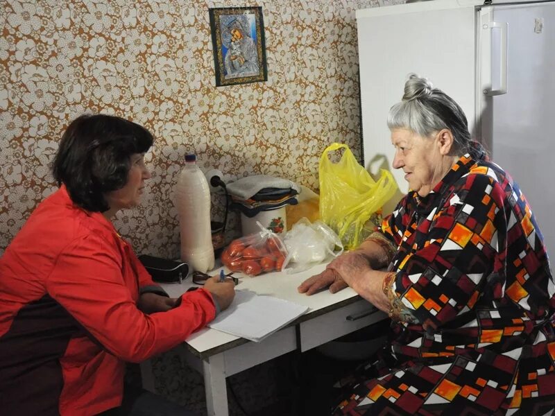 Социальный работник. Соцработник. Социальный работник и бабушка. Социальный работник Россия.