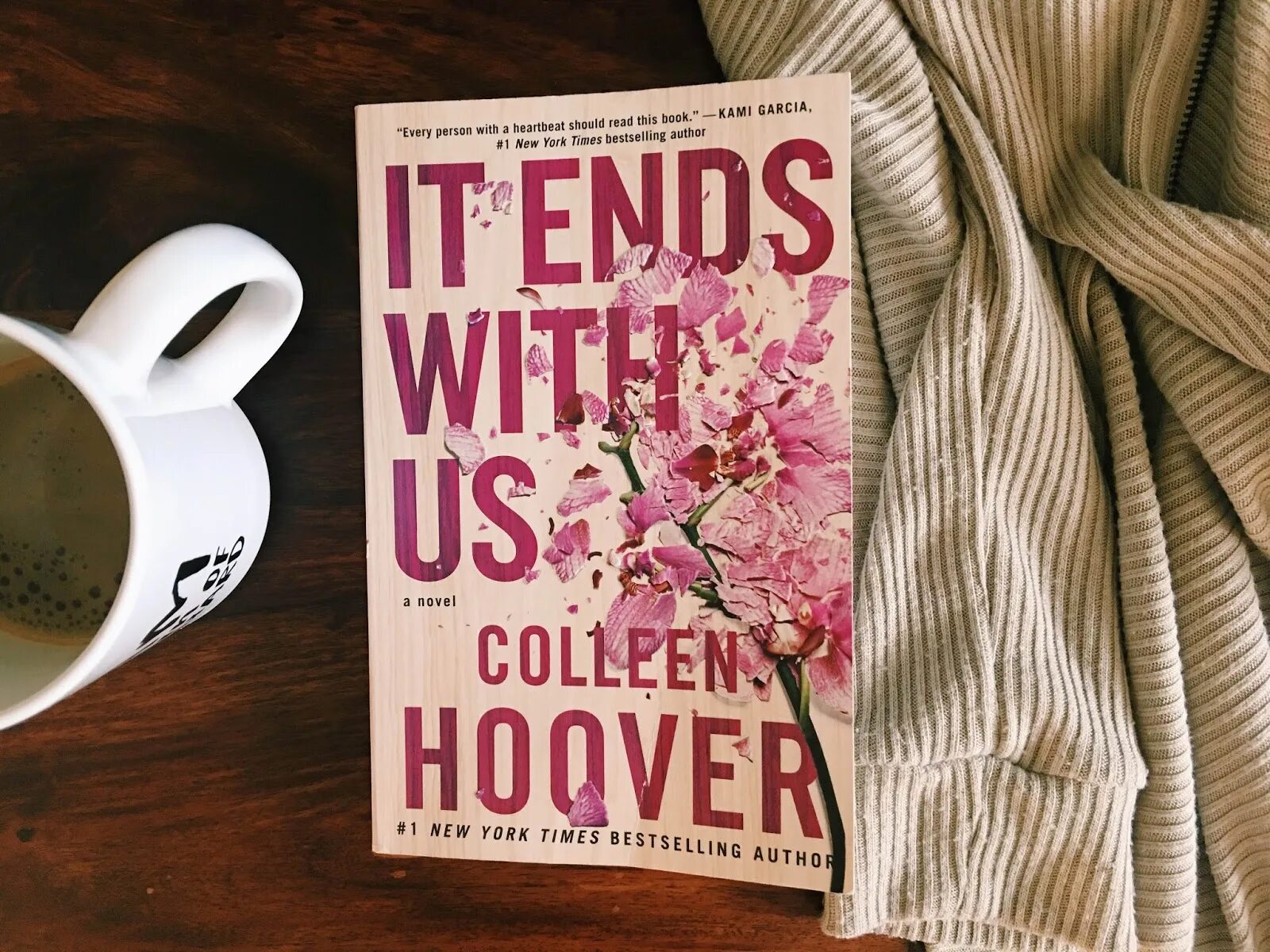 It ends with us Colleen Hoover книга. It ends with us книга. It ends with us Коллин Хувер. It ends with us Коллин Хувер книга. Books have been with us