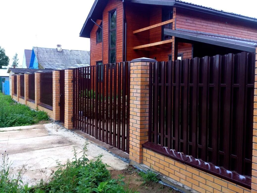 забор комбинированный из кирпича и штакетника. забор со столбами из кирпича и штакетника. забор кирпичный евроштакетник. кирпичный забор с евроштакетником. метал штакетник с кирпичными столбами.