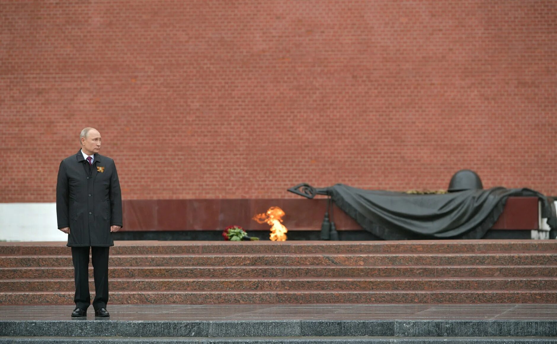 Россия 24 память. Могила неизвестного солдата Москва. Москва вечный огонь могила неизвестного солдата. Вечный огонь на красной площади в Москве.