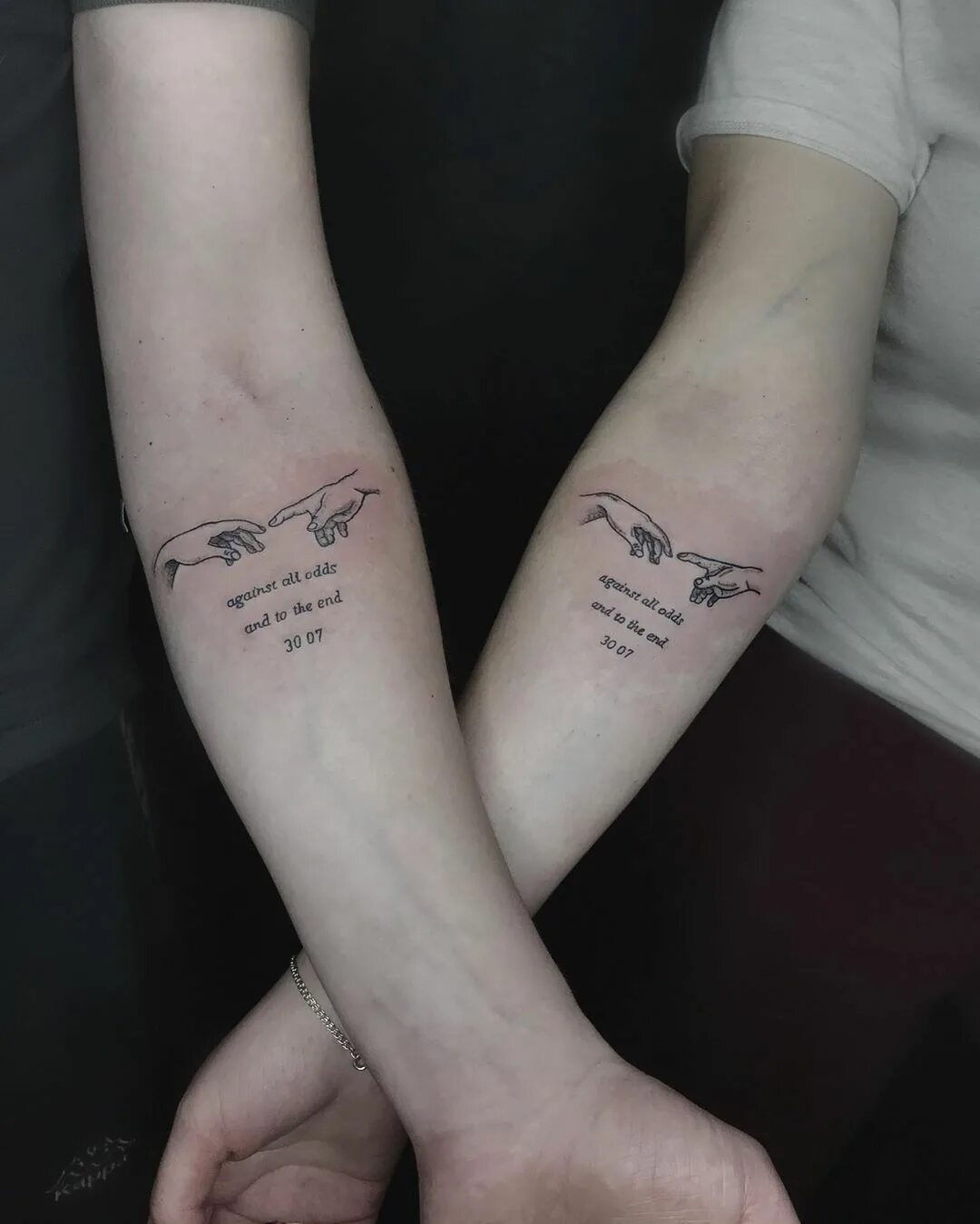 Парные тату ты будешь солнце текст. Парные тату фразы. Парное тату для подруг солнце и луна. Парные тату маленькие солнце и луна. Тату мактуб фото.