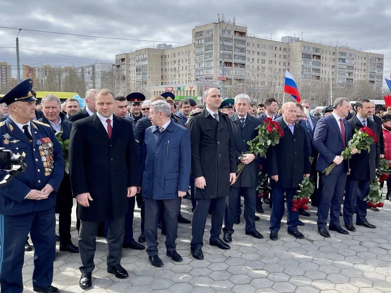 Праздник в честь Гагарина. Торжественные мероприятия в честь. День Победы Оренбург. Ветеран на возложении. Сайт оренбургских новостей