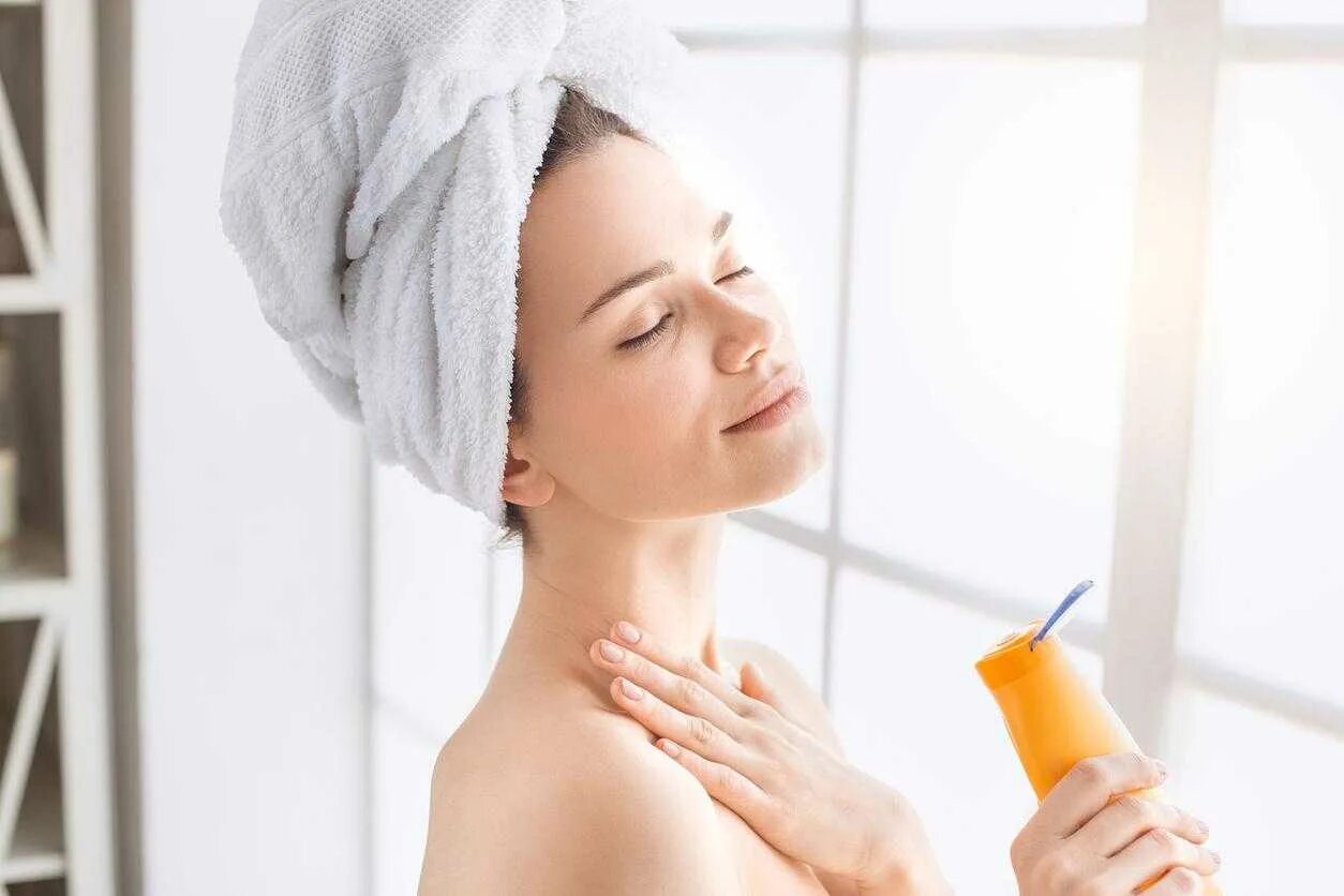 Спа для лица. Девушка в спа салоне. Массаж полотенцем от второго подбородка. Маска на подбородке. Массаж лица 3д лифтинг.