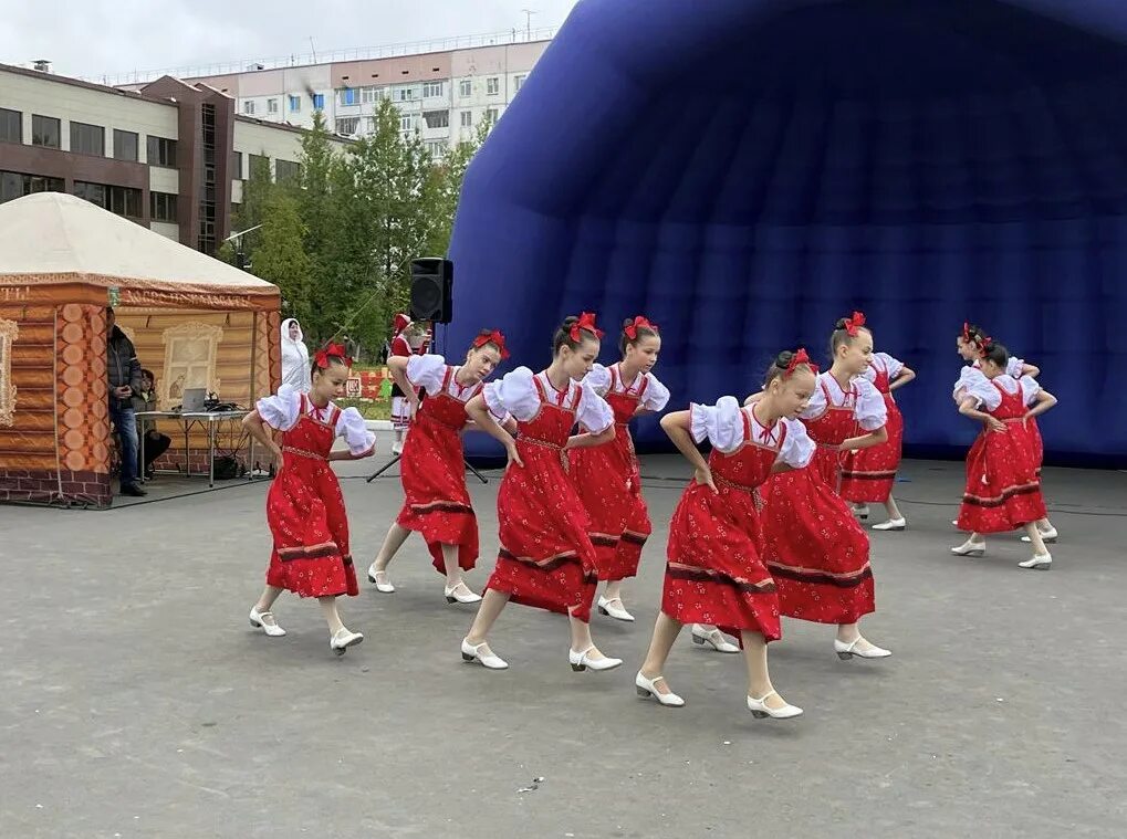 Город усинск днем фото. Стадион усинск. День города усинск. День города усинск. Усинск праздники.
