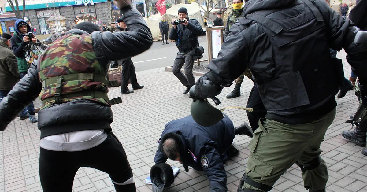 Избили сотрудника полиции. Избил ментов. Нападение на полицейского. Избил ментов. Зелимхан бициев.
