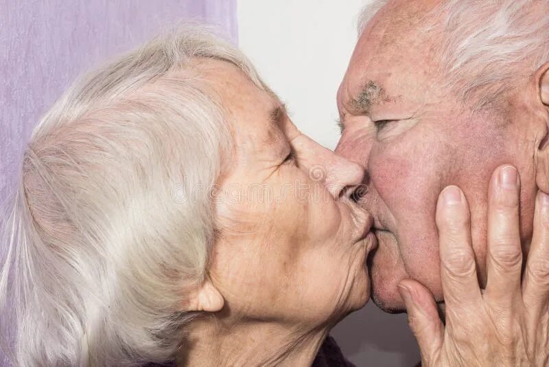 Имеет старую. Одновременно ребенок и пожилой. Two old ladies smiling. Пожилой эл ютуб. Имеет старую.