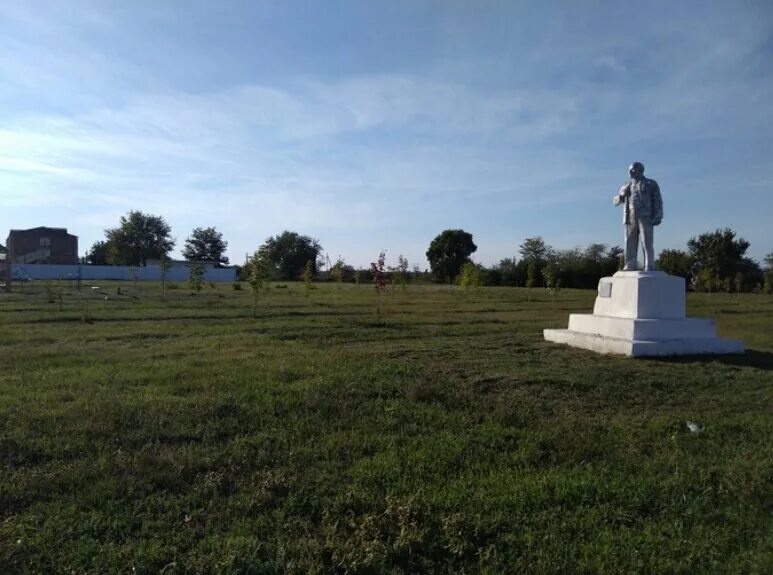 Хутор северный краснодарский край. Краснодарский край Усть Лабинский район Хутор. Хутор Александровский Усть-Лабинского района. Памятники Хутор Ленина Краснодар. Хутор Железный Усть-Лабинского района Краснодарского края.