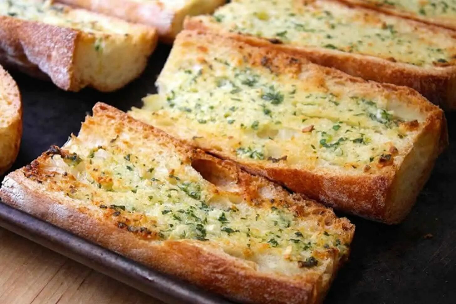 Хлеб в яйце в духовке рецепт. Чесночный хлеб. Чесночный хлеб с сыром и зеленью. Хлеб с чесноком и зеленью в духовке. Чесночный багет с сыром.