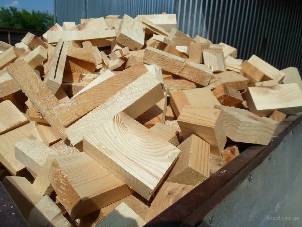 Горбыль хвойный. Обрезь древесины. Горбыль березовый пиленый. Обрезки досок. Кусковые отходы древесины.