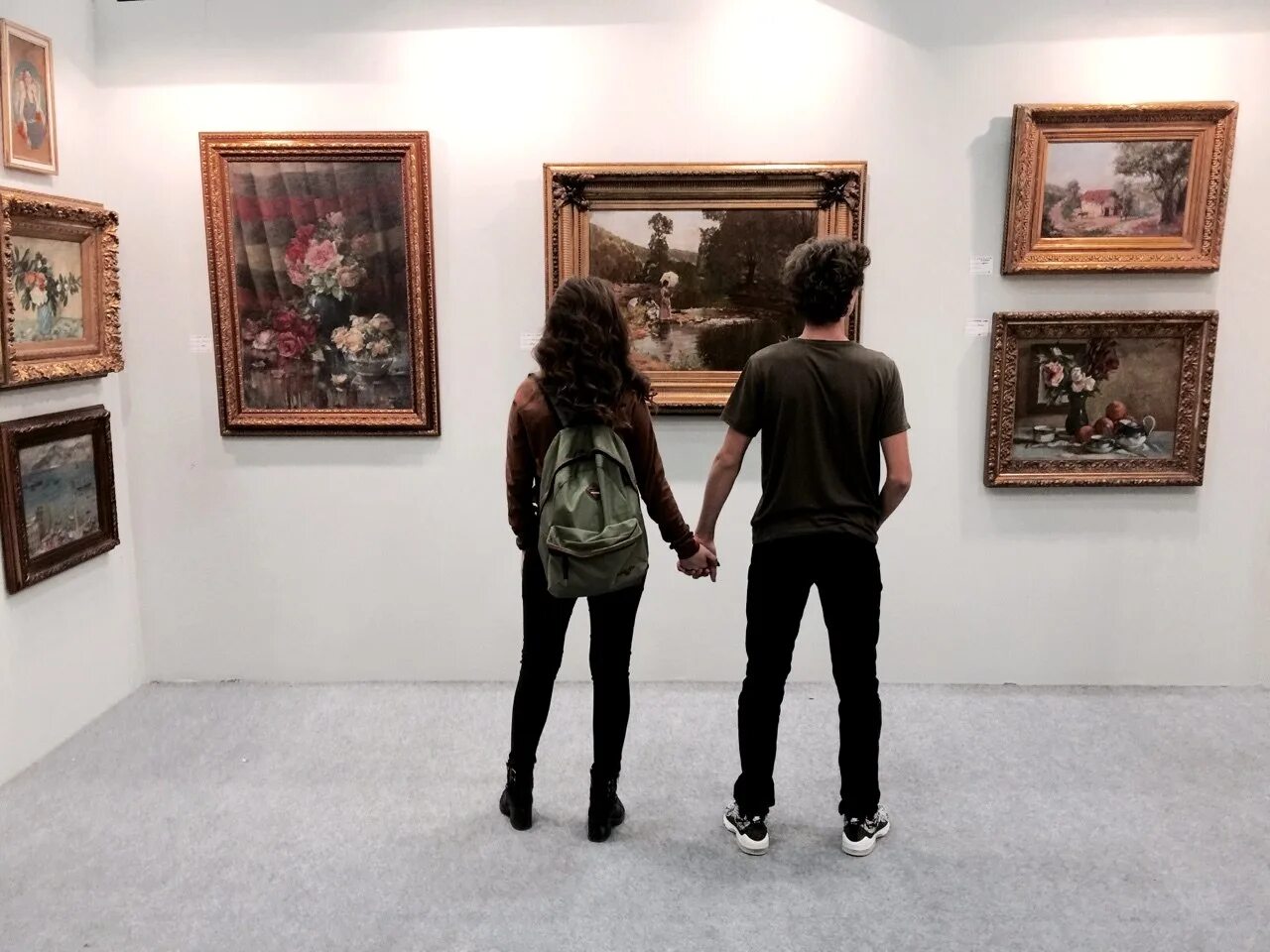 Человек рассматривает картину. Пара в картинной галерее. Люди в галерее. Девушка перед картиной. Парень в музее.