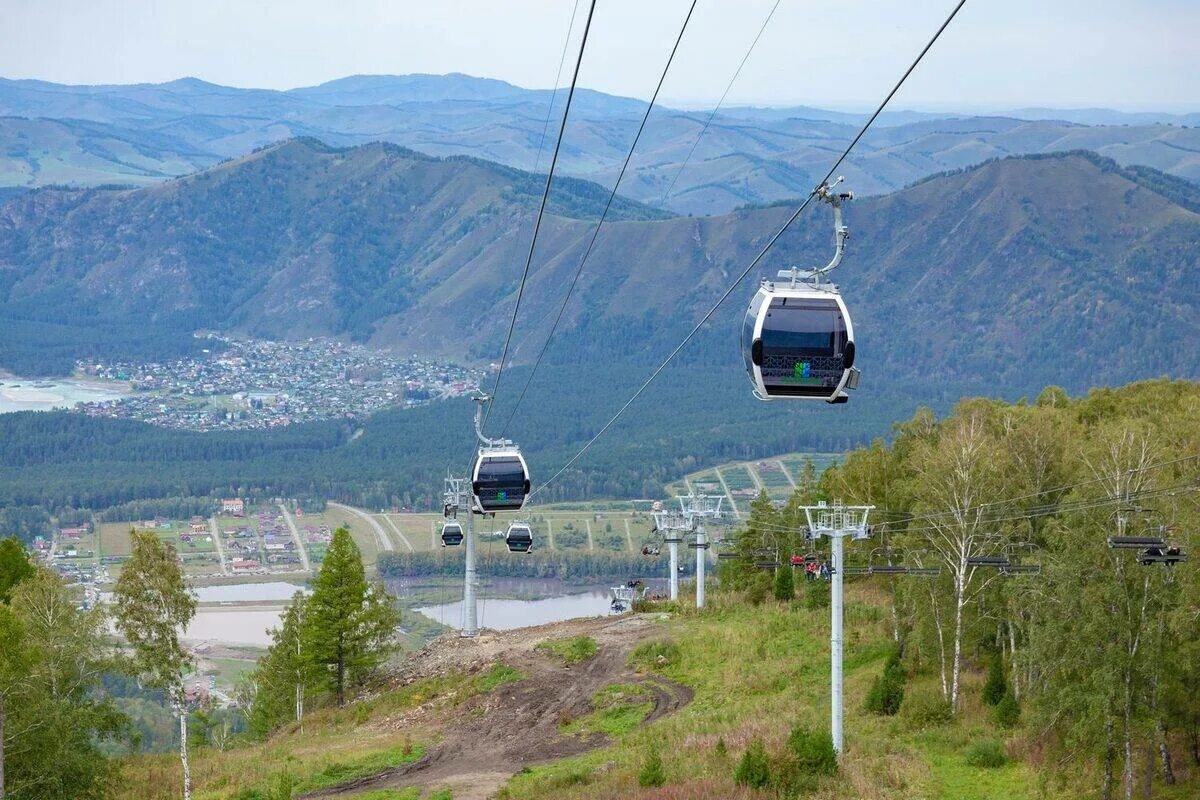 Малая синюха горный алтай канатная дорога. Канатная дорога алтай манжерок. Манжерок алтай подъемник. Гора малая синюха горный алтай. Гора синюха манжерок подъемник.