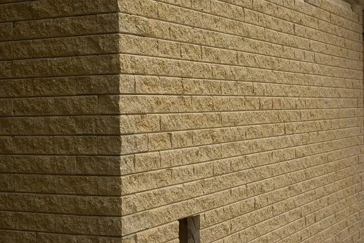 кирпичный фасад без раствора. кирпичный фасад без раствора. расшивка швов старой кирпичной кладки. реставрационная кладка кирпича. заделывание трещин в кирпичной стене.