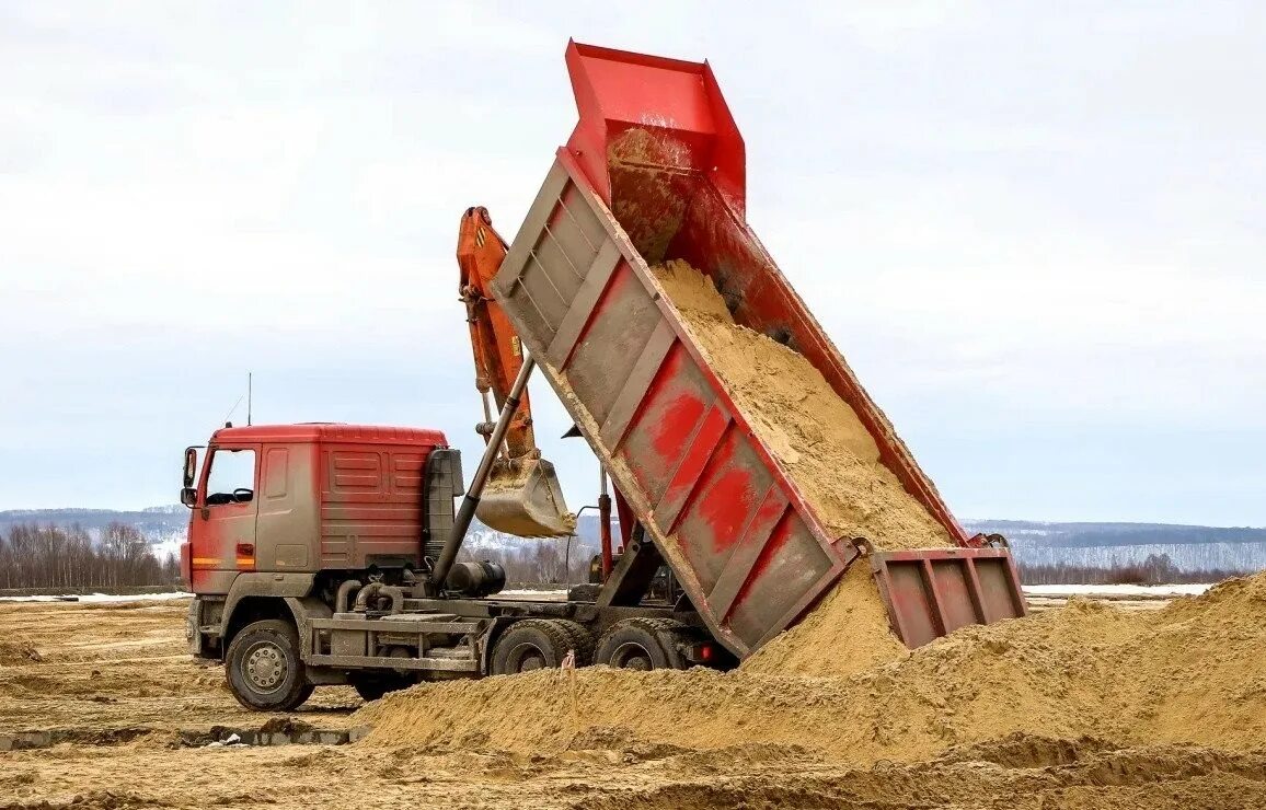 Гравий ПГС КАМАЗ. КАМАЗ С грунтом 16 кубов. МАЗ песок 5550 самосвал песок. КАМАЗ самосвал выгрузка. На стройку доставили на 24 грузовиках песок
