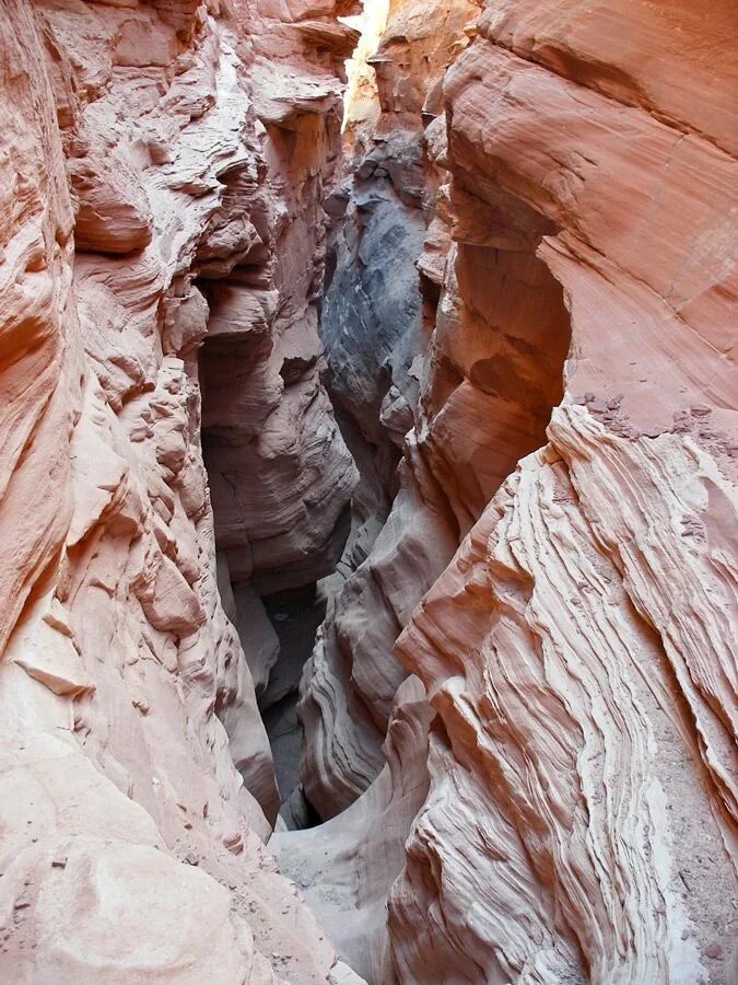 Blue canyon. Каньон Блю Джон. Каньон Блю Джон рука Арона. Красный каньон озеро Пиньшань.