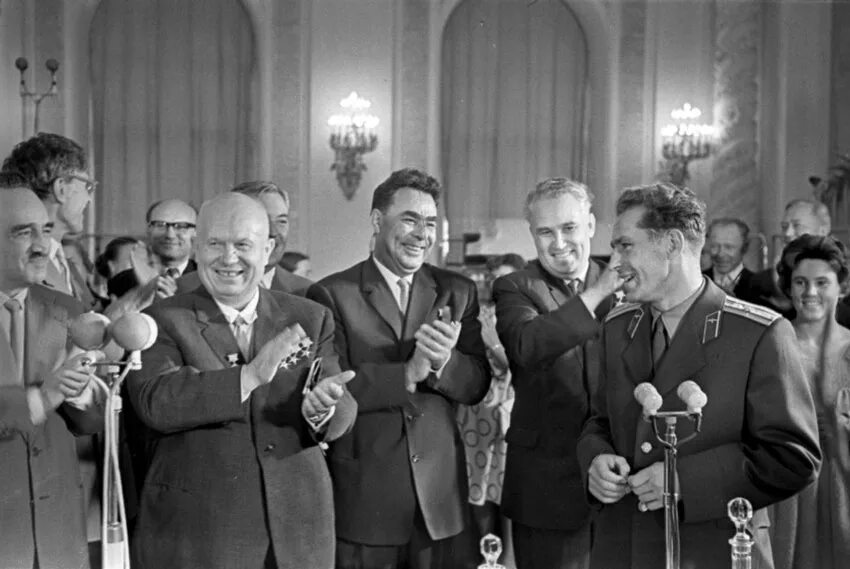 Директор в советское время. Хрущев и Брежнев 1964. Брежнев 1961. Брежнев 1953. Хрущев и Брежнев фото 1964.