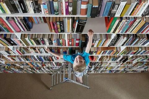 На верхней полке книг