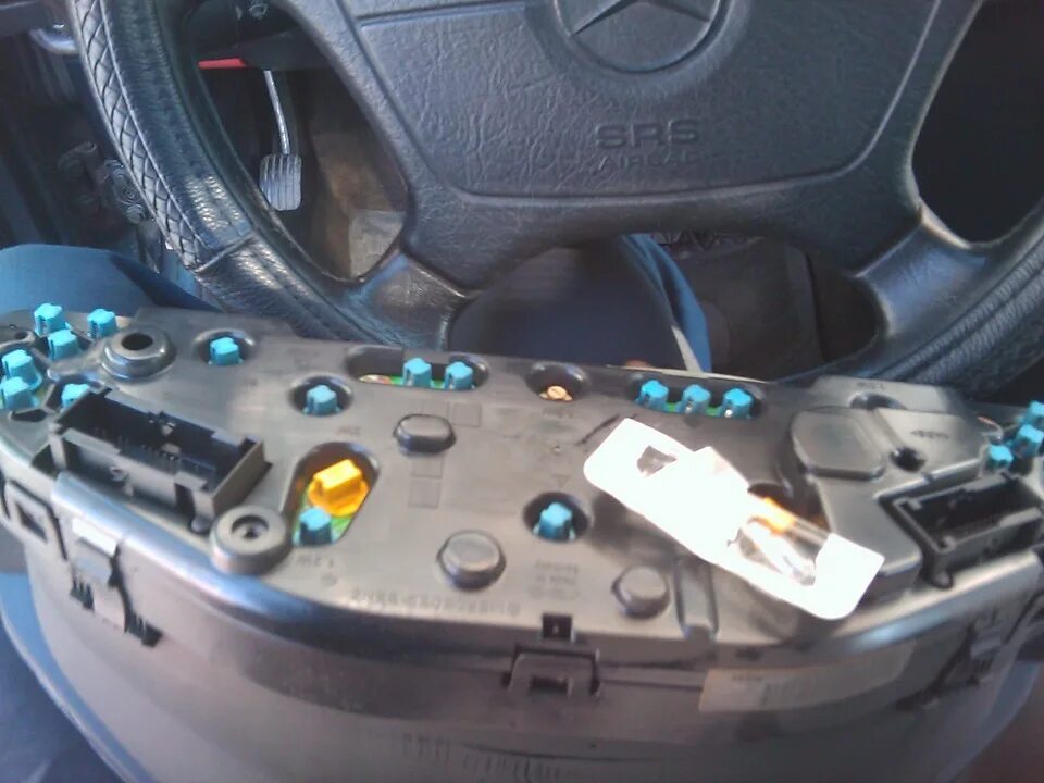 Лампочка подсветки приборов патрол. Как заменить лампочку в приборной панели. Лампы приборной панели ваз 2114. Лампа подсветки панели приборов nissan ad 2002. Lacetti chevrolet 2007 лампы в приборную.