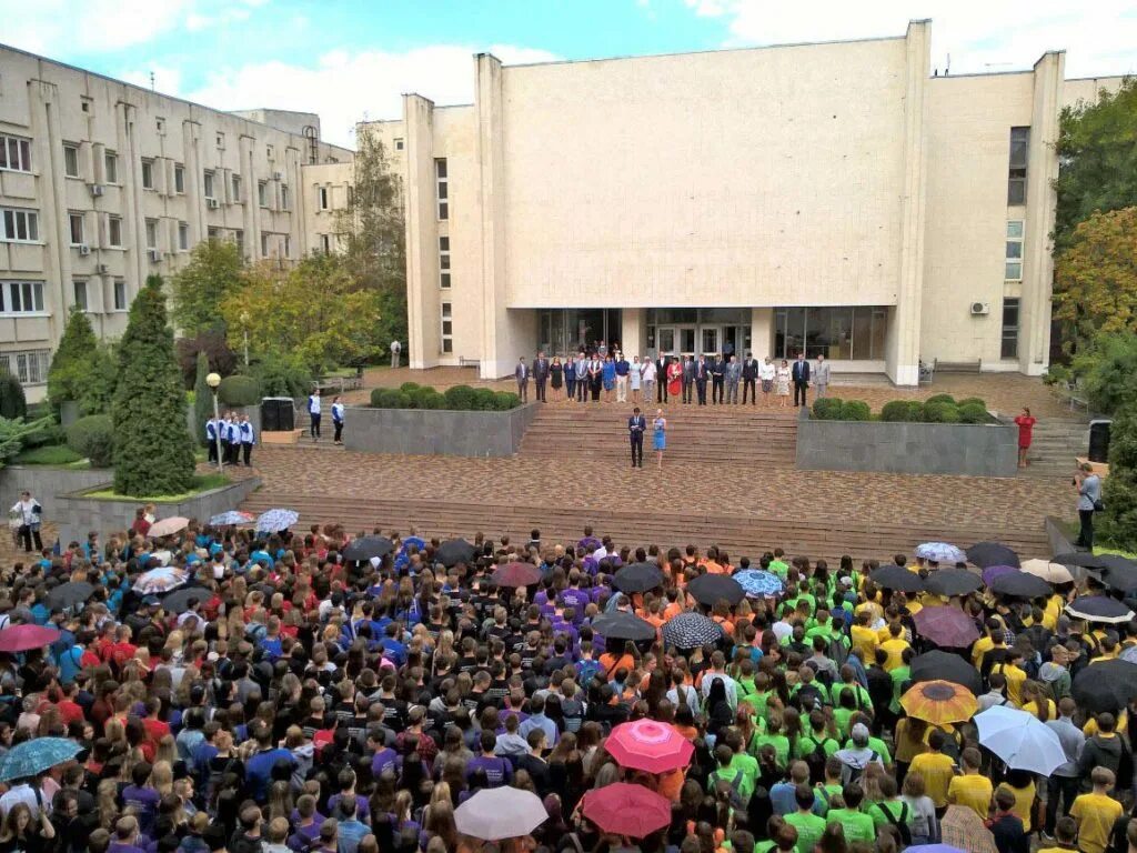 Г волгоград университет. Волгоградский государственный университет. Вуз Волгу Волгоград. Внутренний двор Волгу Волгоград.