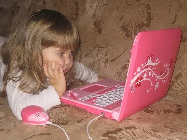 Алиса покажи планшеты. Детский ноутбук розовый. Ноутбуки для маленьких девочек. Компьютер для девочек. Компьютер для детей розовый.