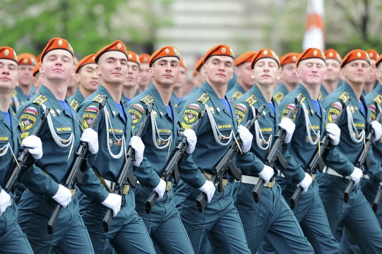 Парад победы летчики. Летчики на параде. военные летчики на параде. форма лётчика на параде. парадная форма в космических войсках.