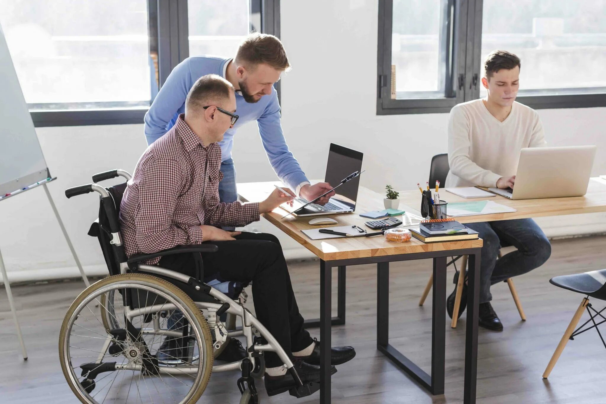 Самозанятые инвалиды 1 группы. Круглый стол инклюзия. Профориентация людей с инвалидностью. Бизнес для самозанятых идеи. Студенты инвалиды и преподаватель.