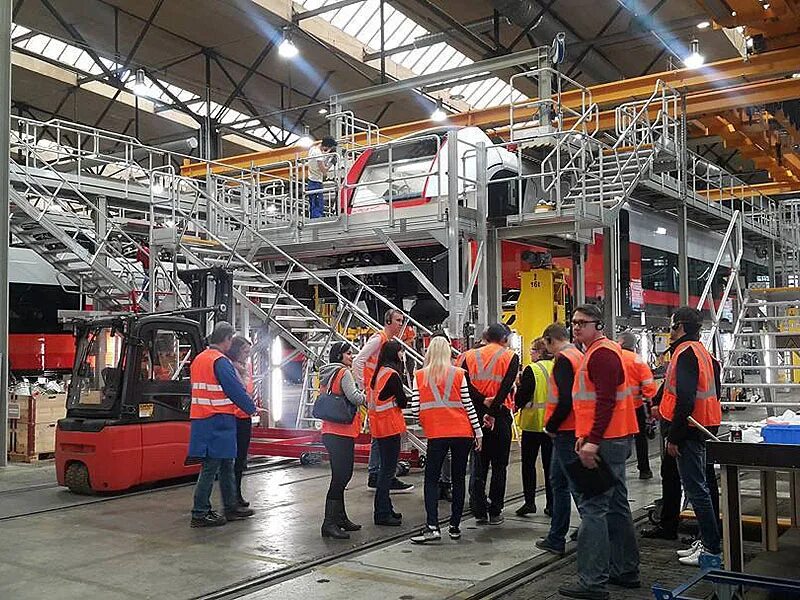 Стажер на ржд. Ргу косыгина мехатроники. Кабина поезда сапсан. Форма машиниста тепловоза ржд. Максим гулин депутат.