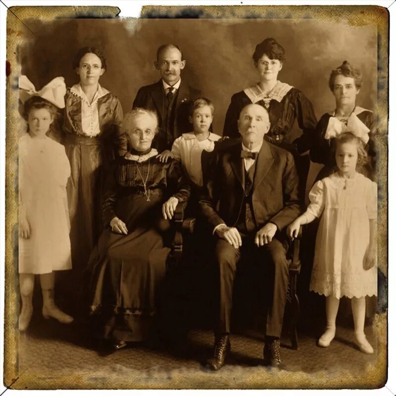 Старое фото семьи. Старинные семейные фотографии. Старые семейные снимки. Старые фотографии семьи. Старинные семейные фотопортреты.