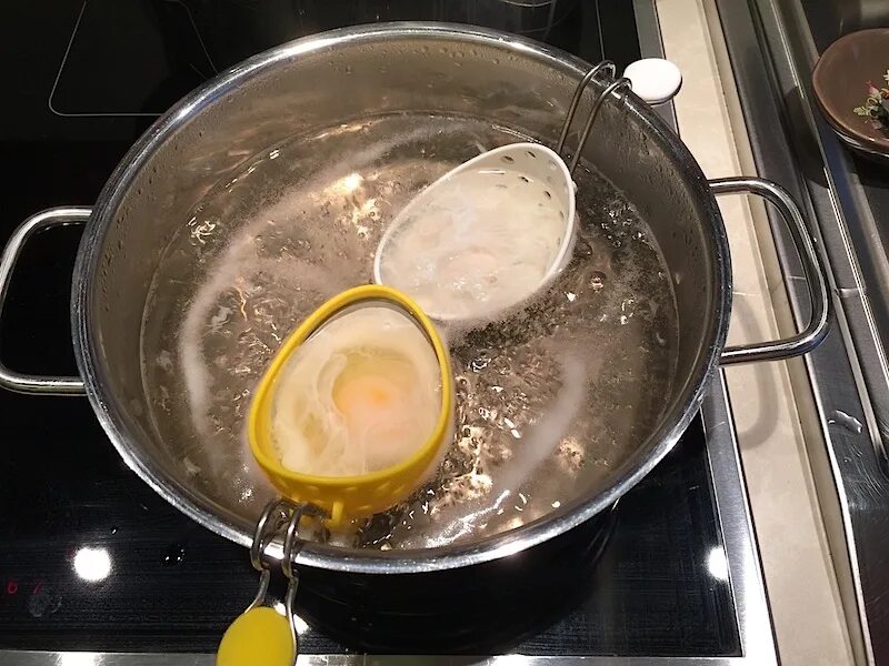 Сколько варить яйцо пашот. Варка яиц пашот. Яйцо пашот приготовление. Яйцо пашот в кастрюле с водой. Яйцо пашот в кипятке.