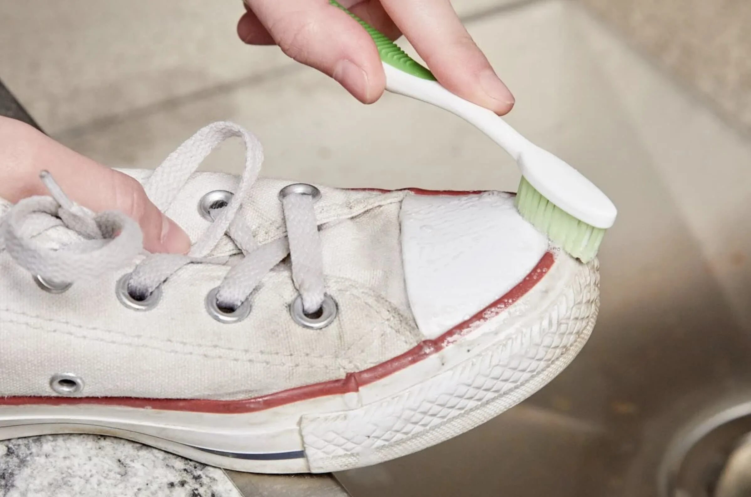 Кеды в клею. Зубная паста для кроссовок. Протирает белую кеды салфеткой. Очистить белую обувь зубной пастой. Чем можно оттереть кроссовки