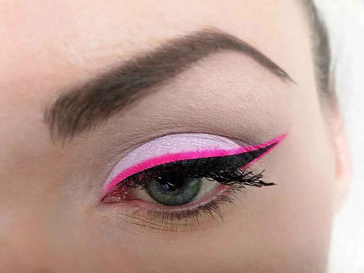 Color eyeliner. Яркие стрелки макияж. Необычные стрелки на глазах. Макияж с розовыми стрелками. Макияж с неоновыми стрелками.