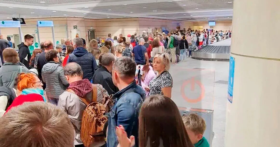 Ситуация в домодедово сегодня. Аэропорт домодедово 2015. Люди в аэропорту домодедово. Аэропорт домодедово 1997. Очередь в шереметьево.