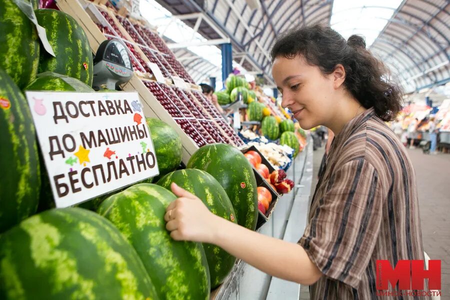 Арбузы на рынке. Арбуз магазин. Торгует арбузами. Покупатель арбузов. Продается арбузы