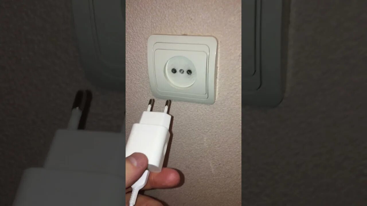 оплавилась розетка. демонтаж старой розетки. розетка на провод. розетки. неисправная розетка.