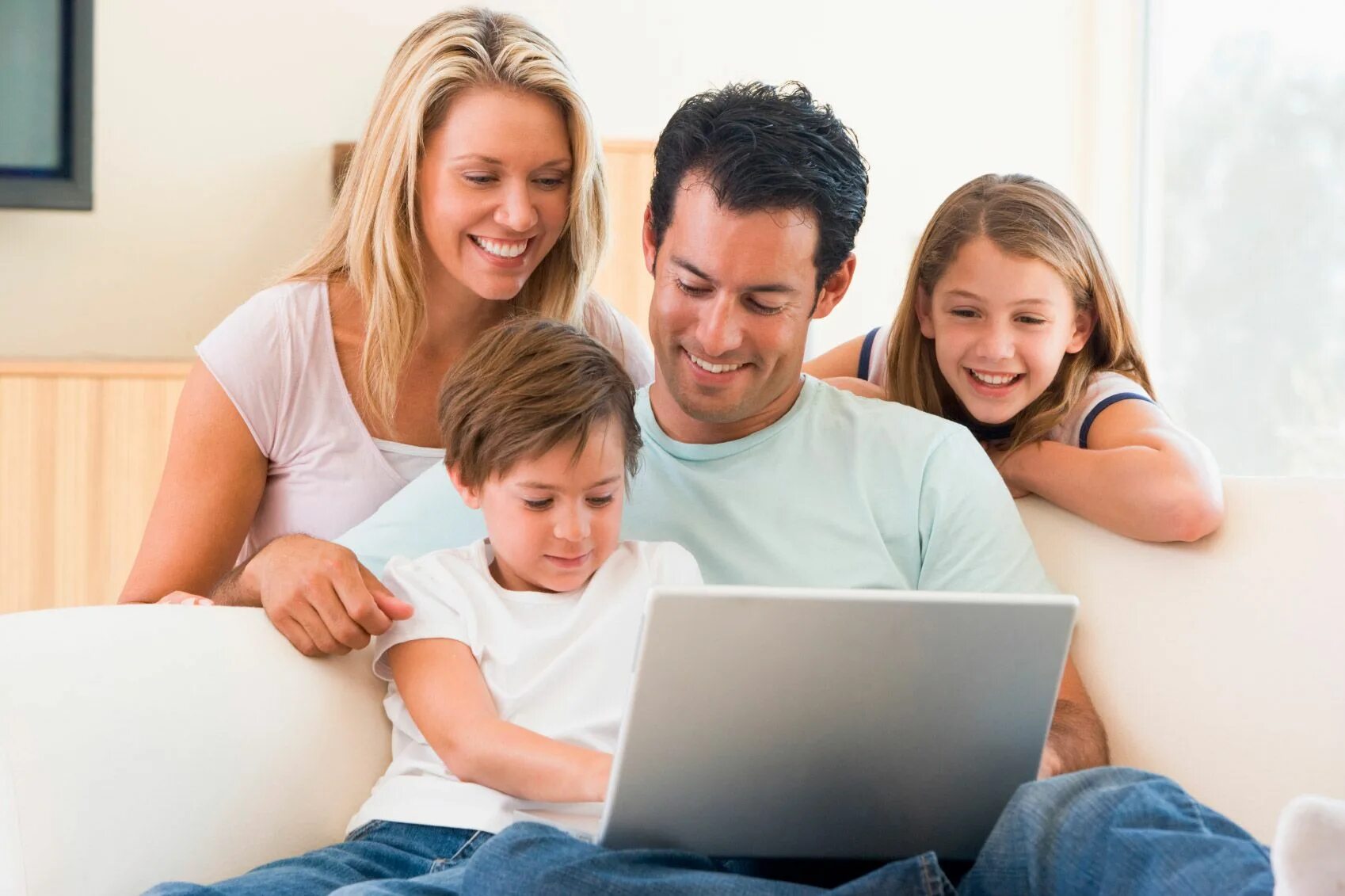 Социальные сети и семья. Родители и дети в интернете. Семья с ноутбуком. Семья с планшетом. Семья, дом.