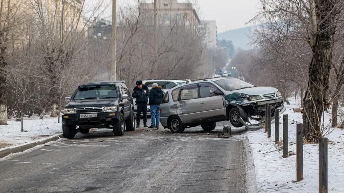 29 ру происшествия. Машина повисла. Автомобиль повис на ограждение.