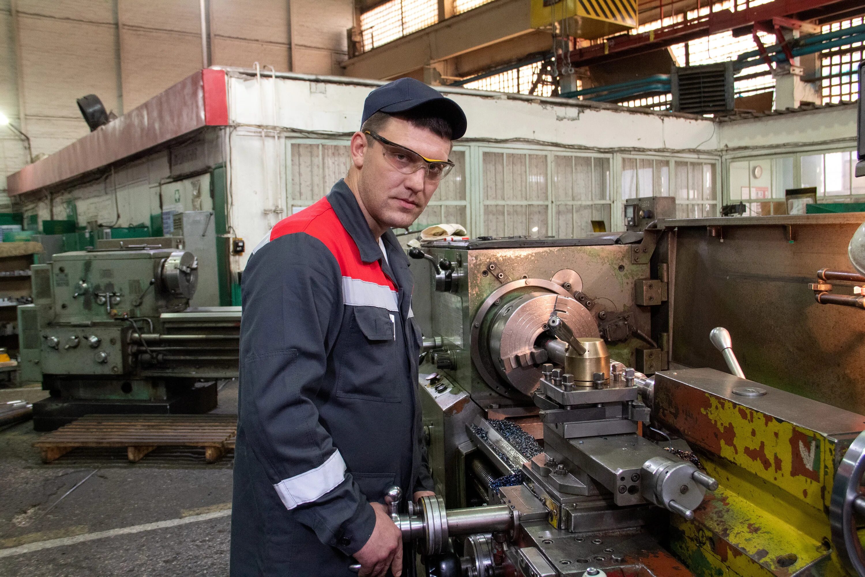 Токарь. Завод евраз нижний тагил. Тагил токарь. Тагил токарь. Токарь у станка.