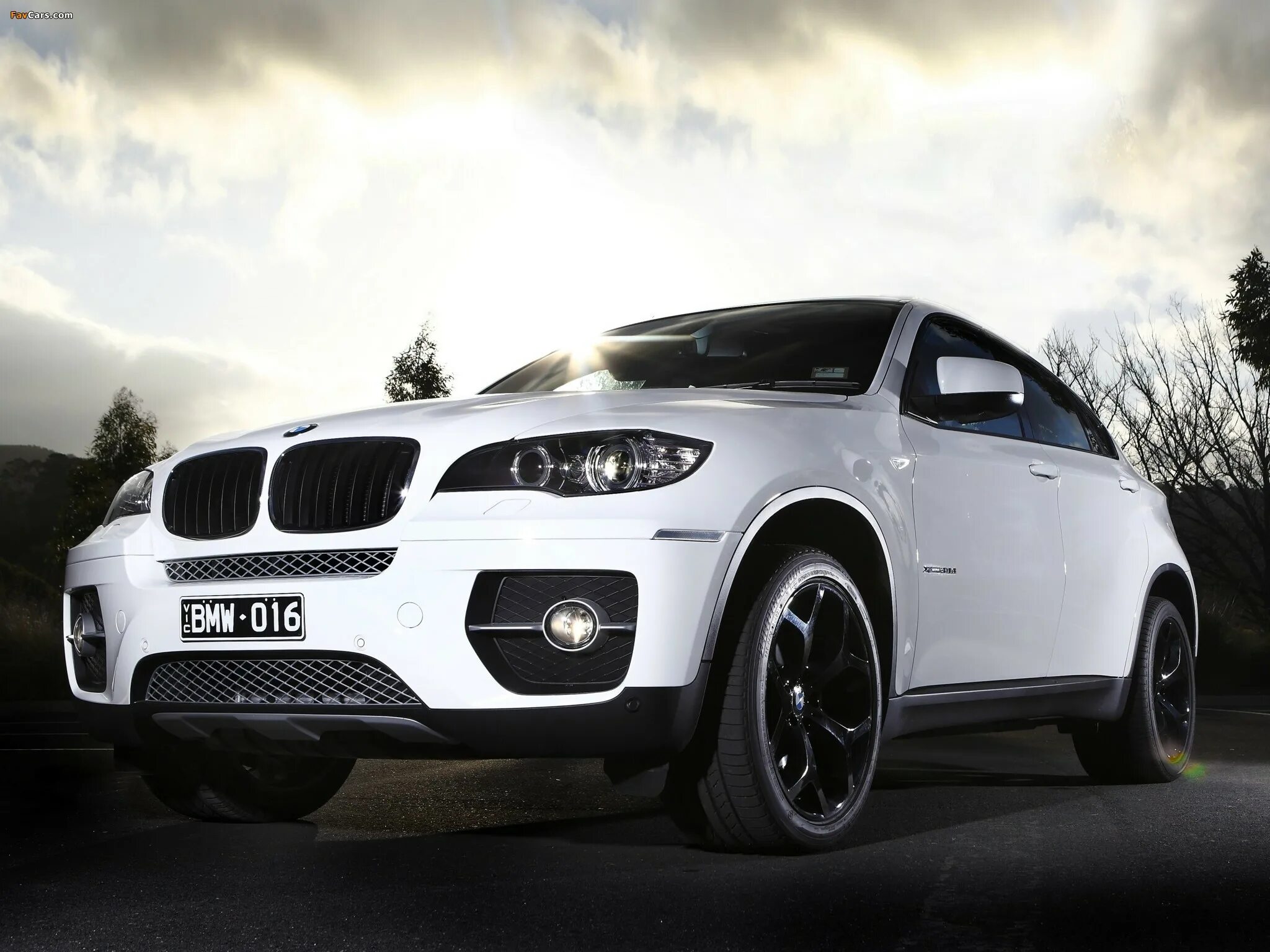 BMW x6 e71. БМВ x6 e71 белый. BMW x6 f16 обои на телефон. БМВ джип белый фото.