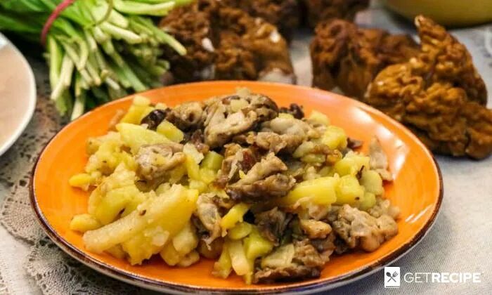 Как пожарить строчки. Грибы сморчки жареные с картошкой. строчки жареные с картошкой. картофель со сморчками. жареный картофель со сморчками.