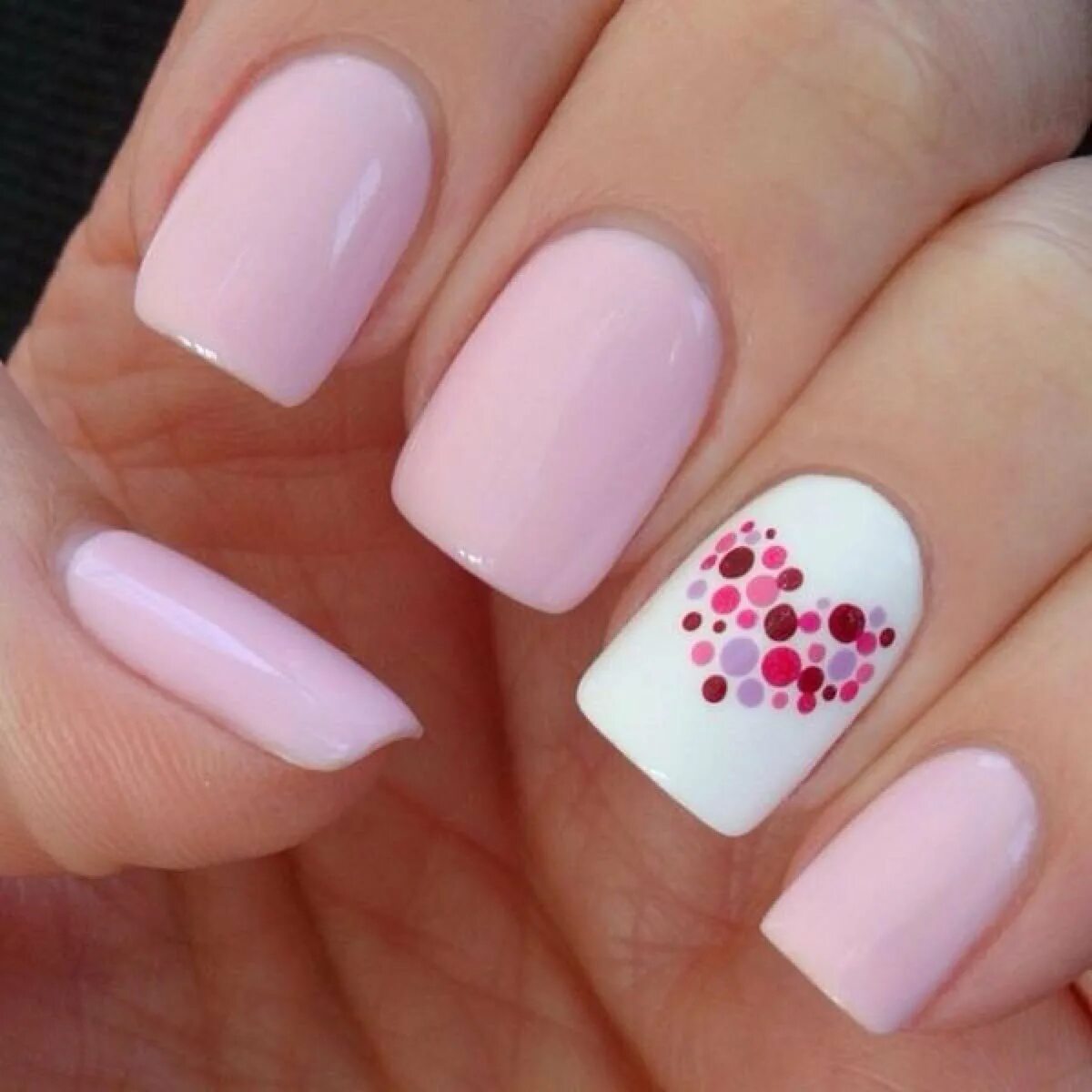 Белым розовым лаком. Розовые ногти. Ногти розовые нежные. Маникюр в розовых тонах на короткие ногти. Розовые ногти с цветочками.