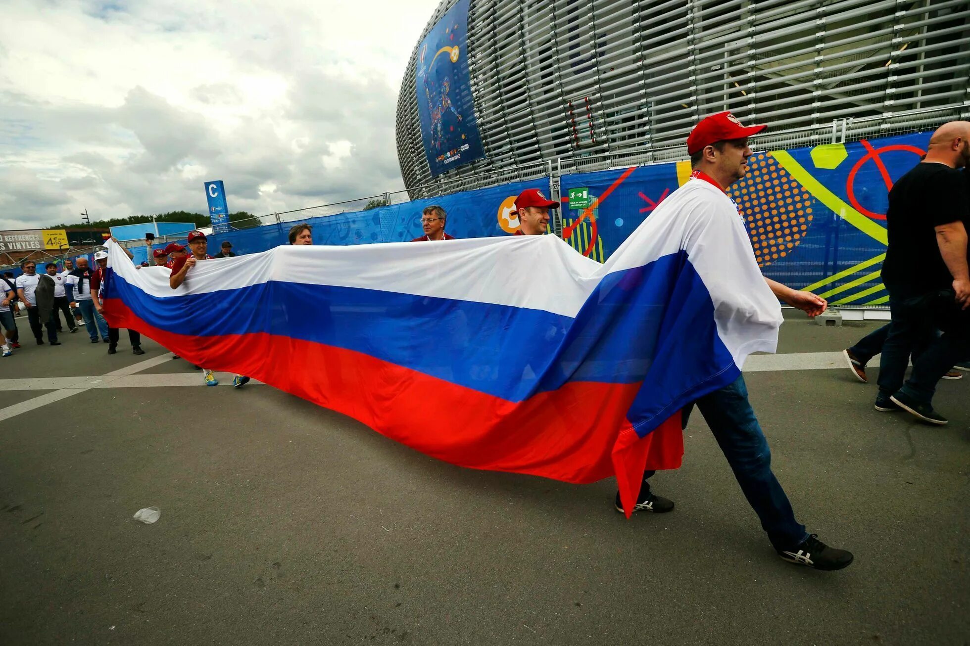 Показать фотографии флагов. Флаг Триколор России. Флаг РФ фото. Люди с флагами России. Мужчина с российским флагом.