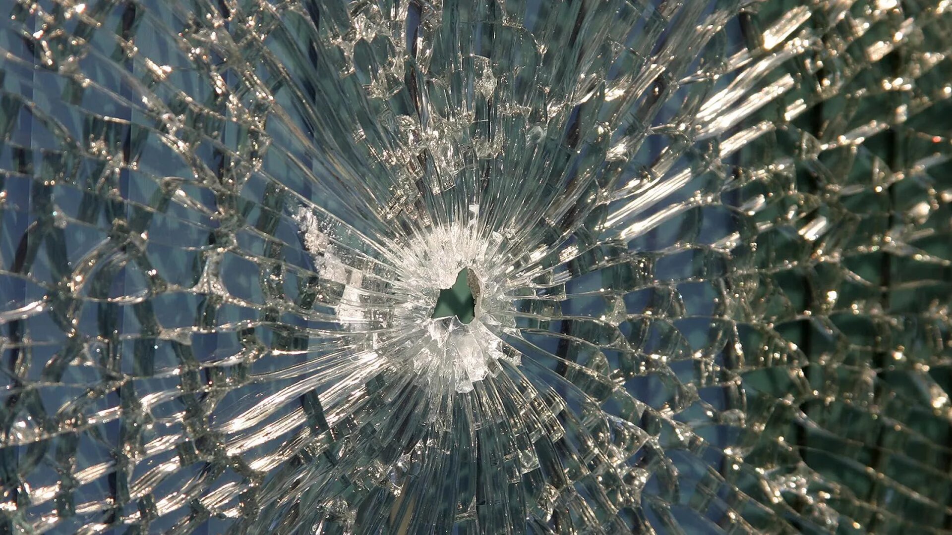 Разбитое стекло. Разбитый экран. Разбитый монитор. Треснутое стекло. Вид разбитый