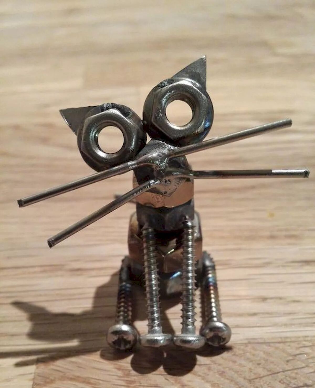 фигурки из автомобильных запчастей. фигурки из запчастей. металлические фигуры. робот из болтов и гаек. скульптуры из металлолома.