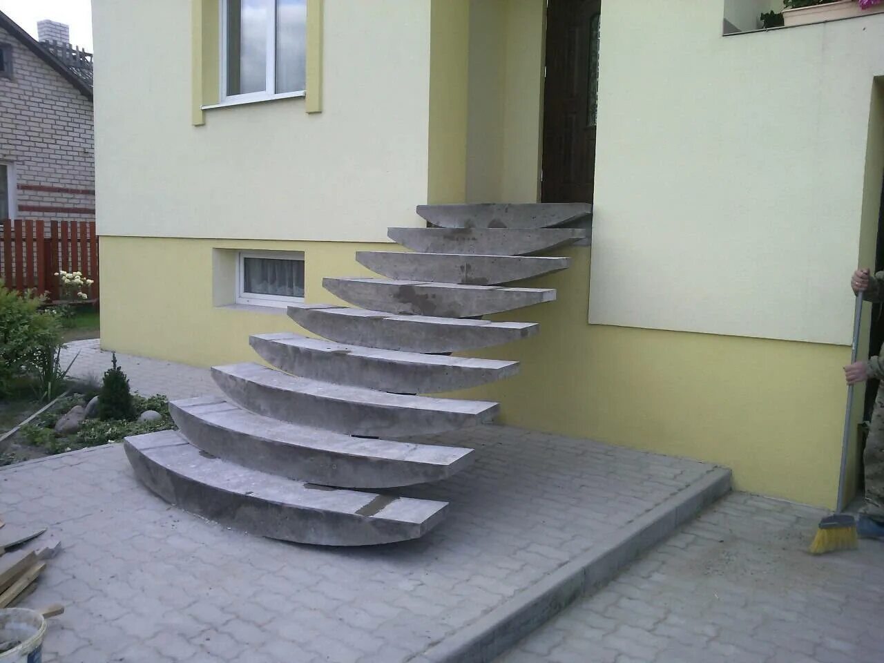 Лестница крыльцо бетон. Бетонная лестница на крыльцо. Наружный лестница из бетона. Ступеньки для крыльца из бетона. Лестница бетонная уличная.