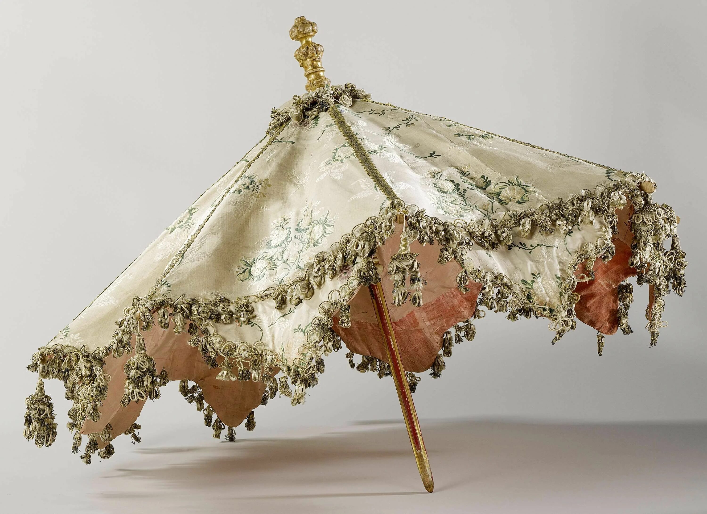 Первый зонтик. Парасоль зонт 19 век. Зонт парасоль 17 век. Парасоль зонт Марии Антуанетты. Парасоль зонт 20 век.