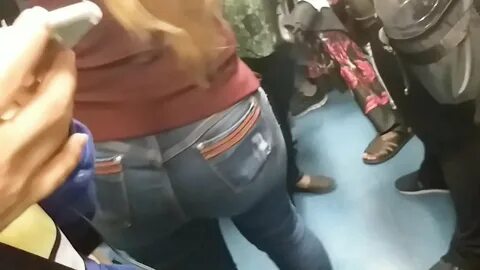 Loira cavala de jeans apertado 
