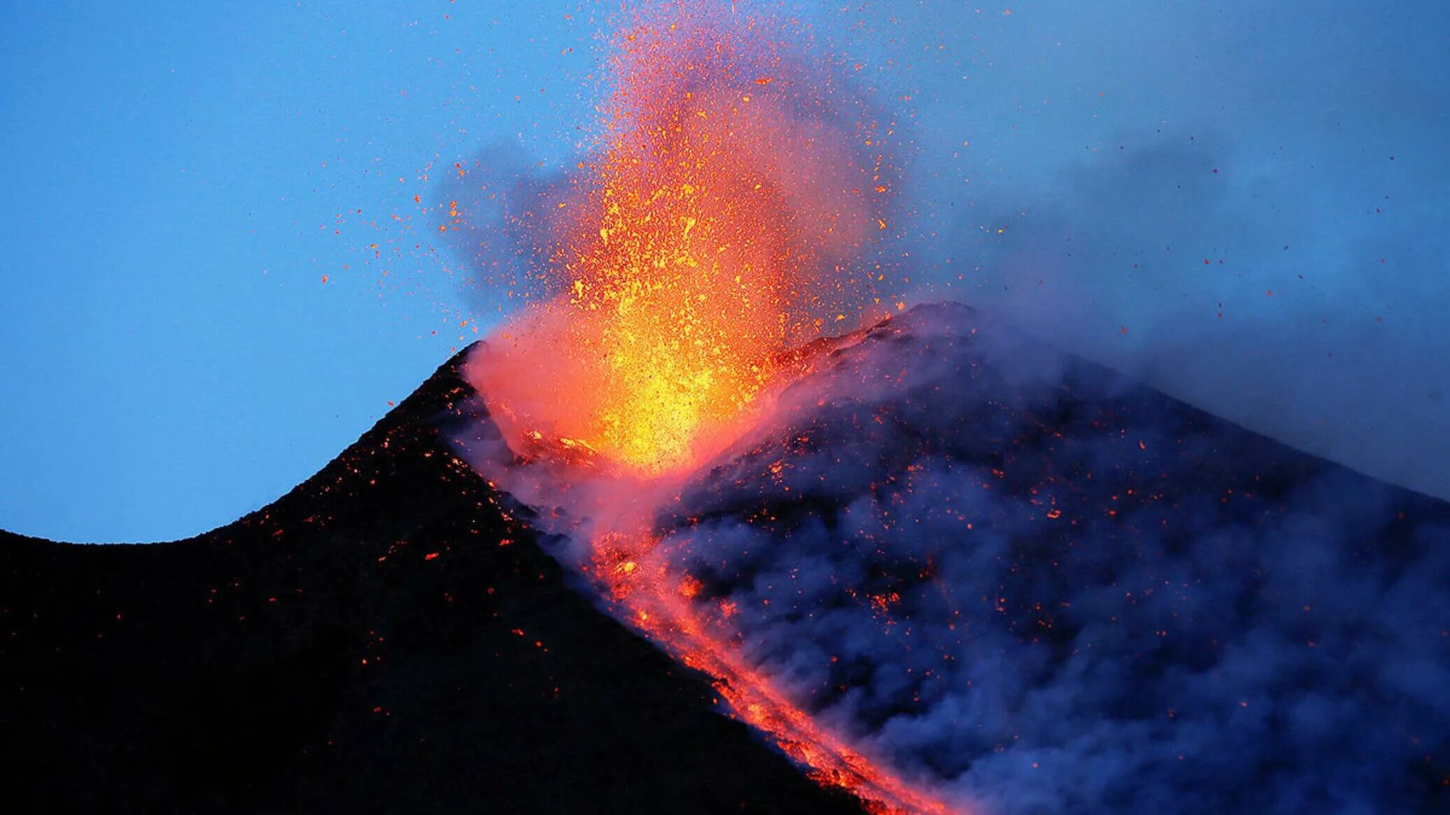 Что общего у землетрясений и вулканов. Вулкан Этна в Италии. Извержение вулкана Этна. Извержение вулкана Этна в Италии. Извержение вулкана Этан.