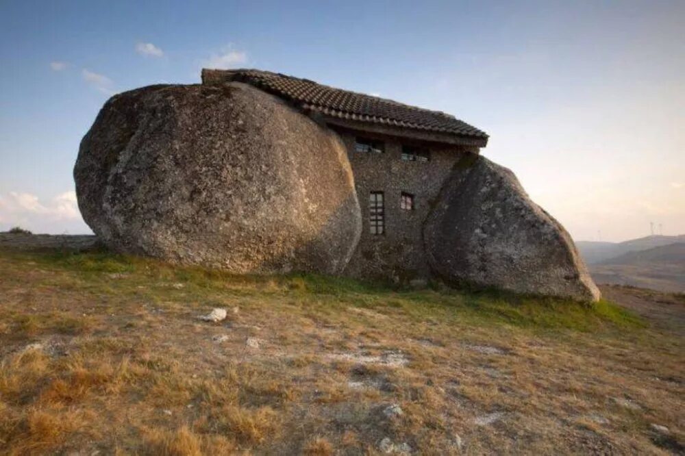 Каменный дом/casa do Penedo (Португалия). Фафе Португалия. Каменные строения. Каменные жилища. Дом создала природа